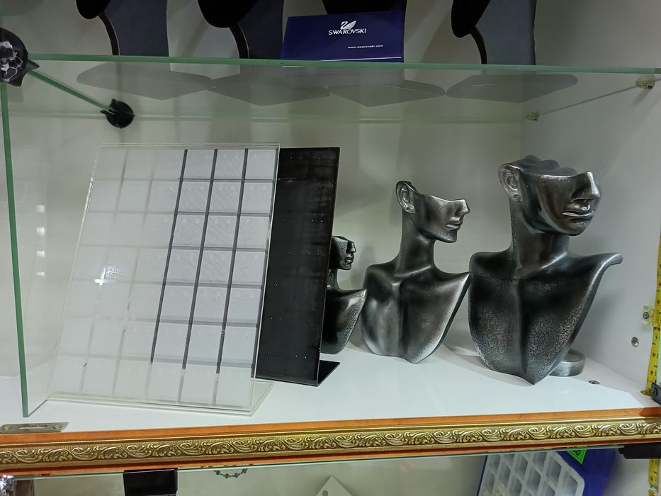 Для декора плитка гипсовая , зеркальная.