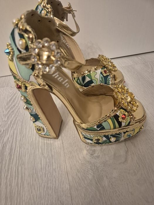 Sandale noi , mărimea 37