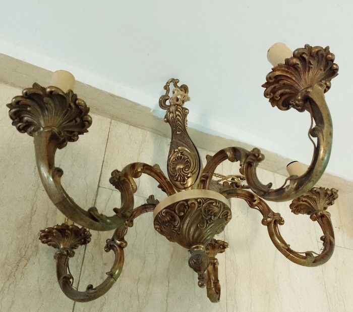 Candelabru din bronz masiv cu 5 brațe in stilul Rococo piesa cu o lucratura de o foarte mare finețe