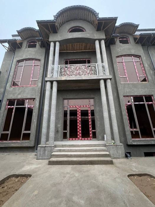 Toshmi postida 800 m kirganda 2.3 sotix 5 xona 80 % bitkan