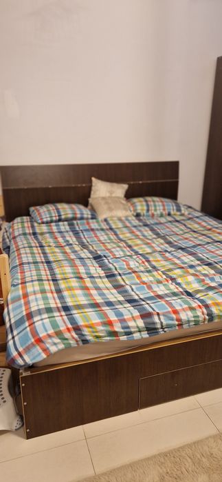 Pat 180/200 cm cu saltea si dulap