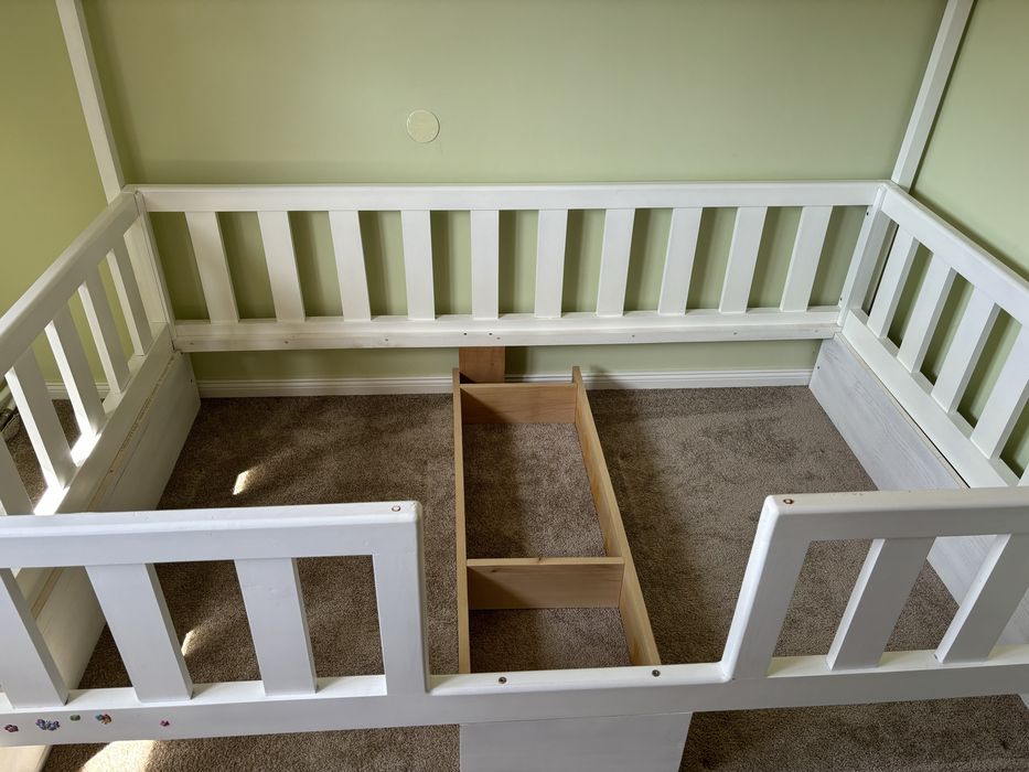 Pat copii tip casuta realizat la comanda din lemn paltin