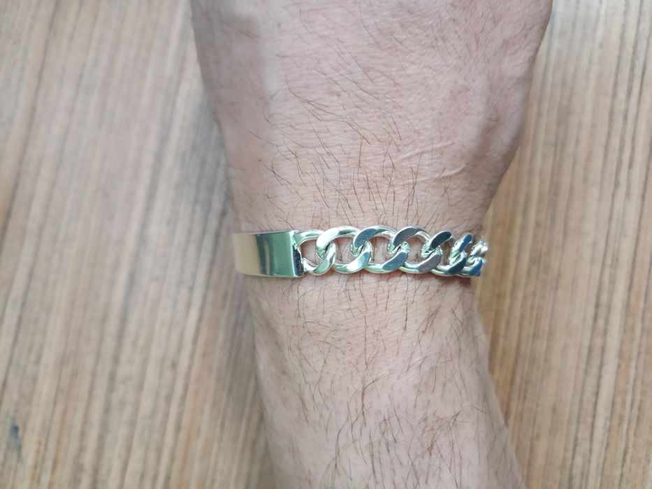 Сребърна гривна с плочка