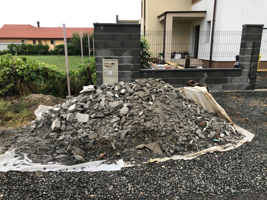 Inchriez Buldoxcavator   fundati  ridicam moloz  trans agregate