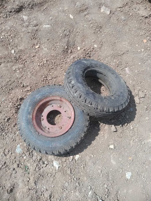 Екі покришка сатылады.