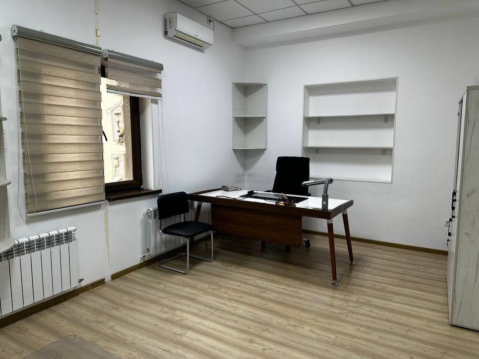 Срочно продается евроздание , 1235  кв.м вдоль главной дороги.