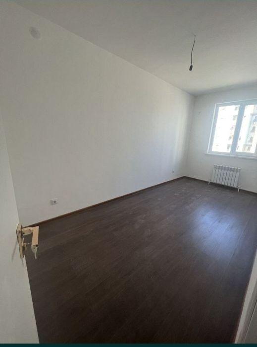 Новостройка 3 хонали уй сотилади 1 хоналикка хам алмашаман.