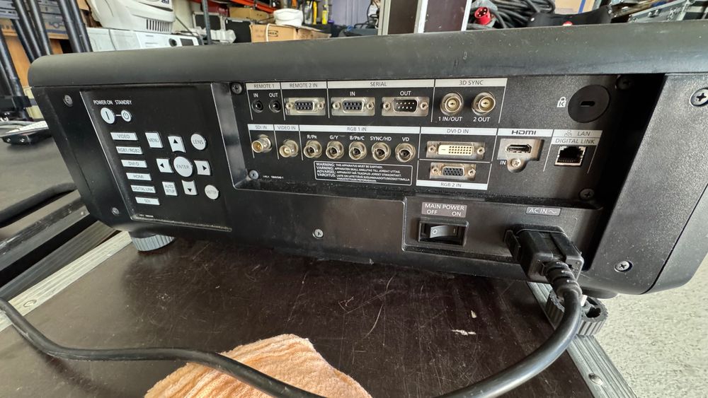 Videoproiector PANASONIC PT-DZ870E - 8500AINSI - 0.5-0.8X