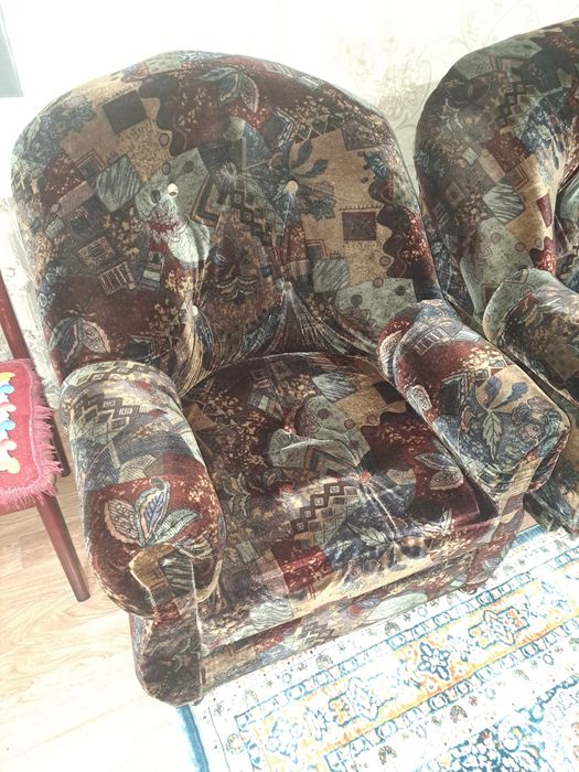 Продам б/у диван с двумя креслами