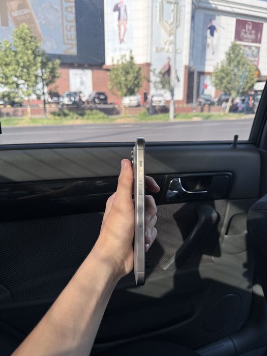 Iphone 15 pro max bir qol ozimiki sotiladi