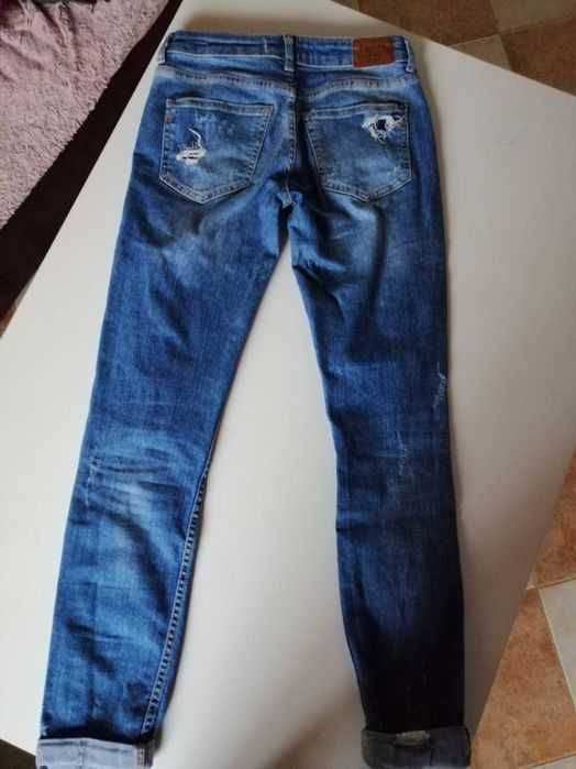 Дамски дънки-Bershka, номер EUR 34. Цена 25 лв.