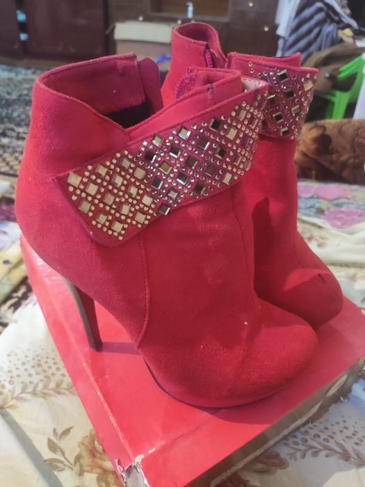 Kórinishi yaxshi qizlar polsapogi 37 razmer.