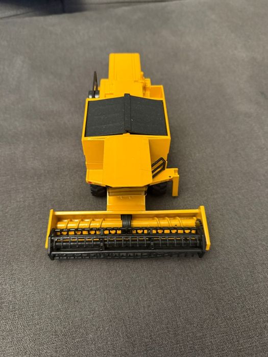 Vând combina new holland Tx34 de jucarie