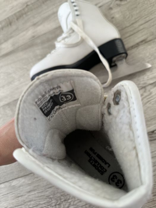 Фигурные коньки для девочки.