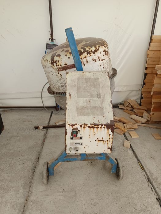 Vînd betonieră de 250 l