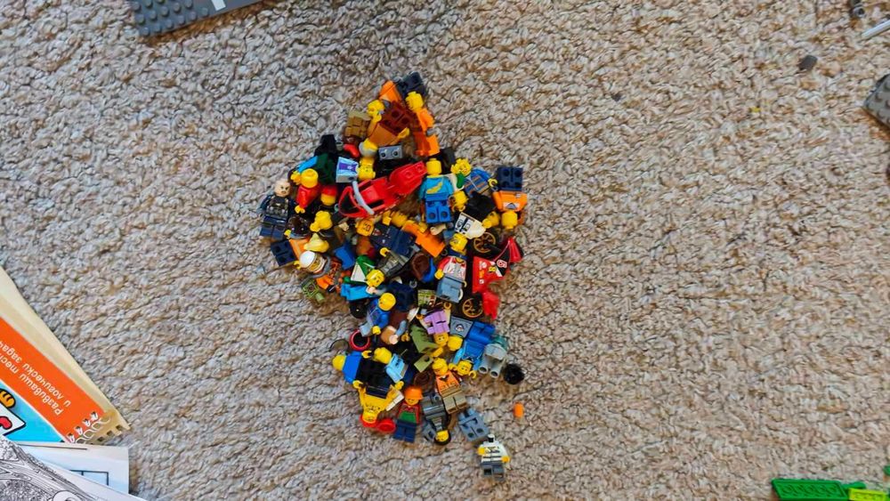 Огромна 13 кг LEGO колекция, с 85 книжки - инструкции, влакове, колички, минифигури