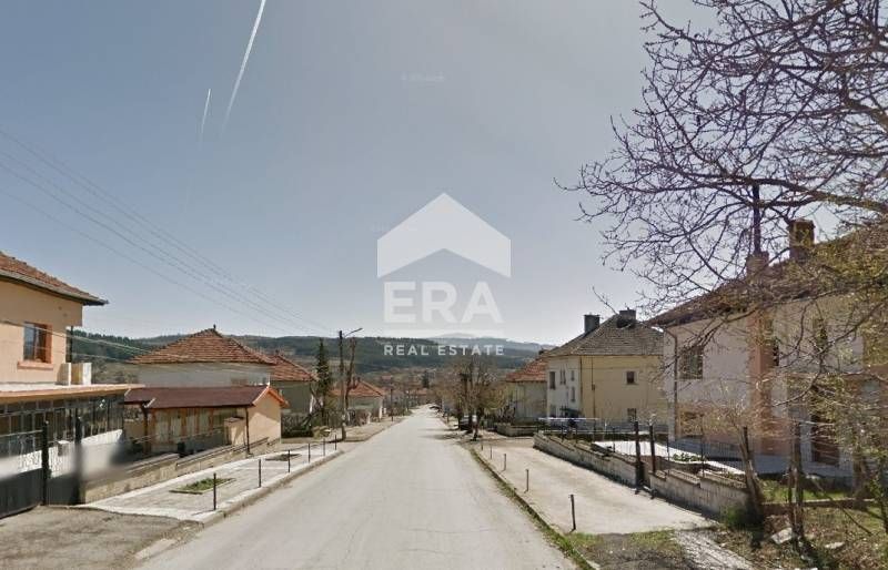 Парцел за къща на асфалтиран път в гр. Ябланица, Софийска област