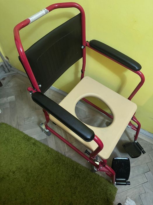 Carucior wc cu rotile pentru camera