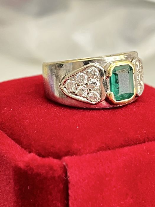 Дамски пръстен бяло злато и естествен изумруд