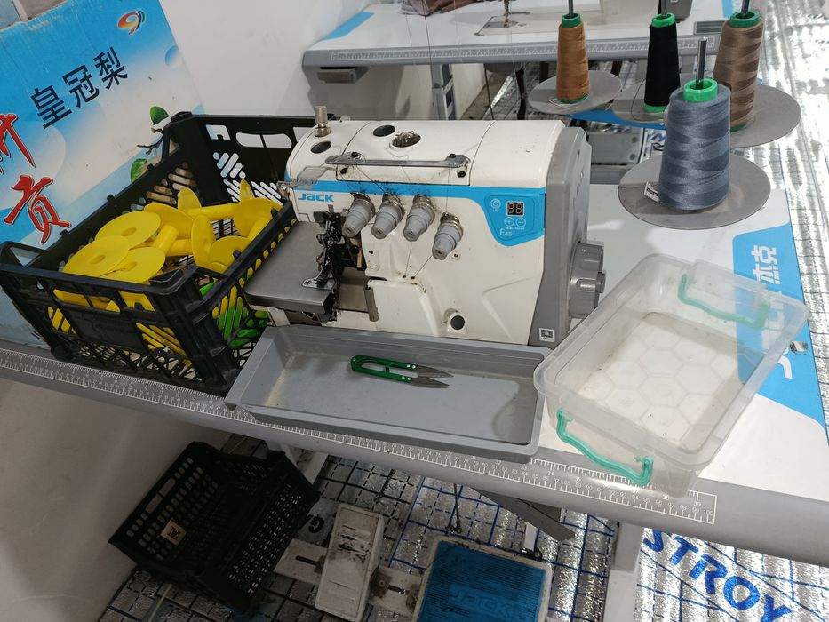 Jak tikuv mashinalari sotiladi. Narxini kelishtirib beramiz.