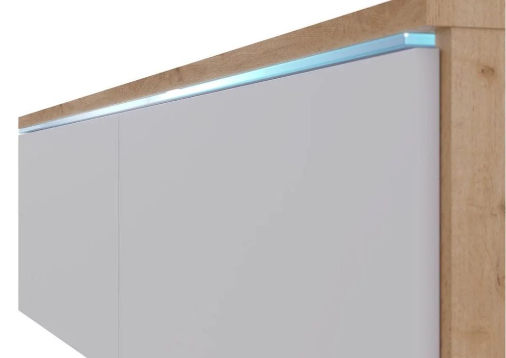 Продава се чисто нов стенен шкаф