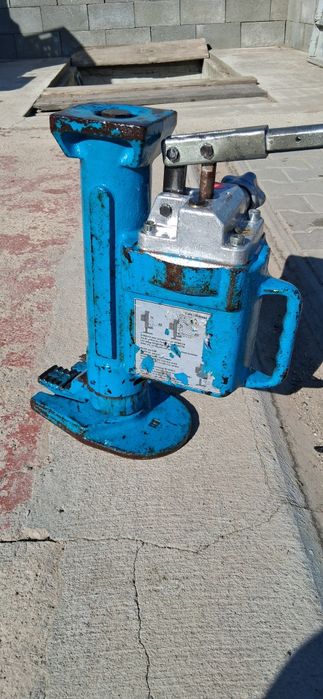 Cric  multifuncțional  stabil
