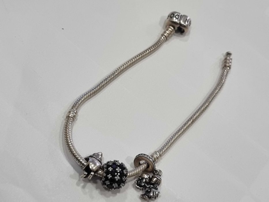 Дамска сребърна гривна Pandora с елементи