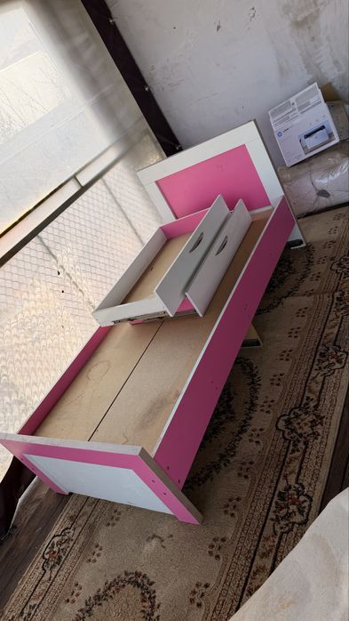 Продам кровать без матраса.