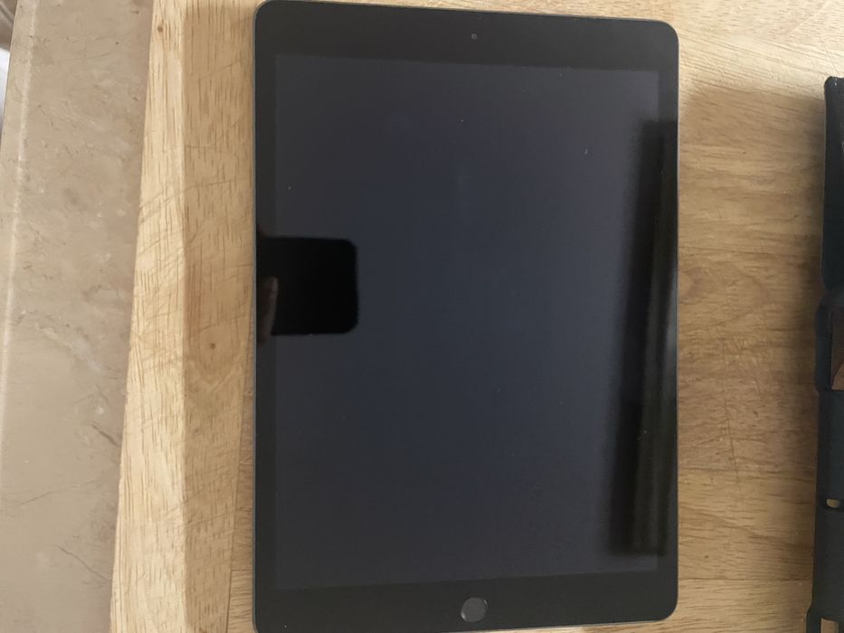 iPad 8 Generație (32GB) – Stare Bună