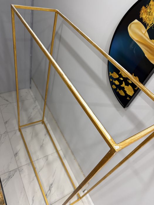 Золотистая вешалка