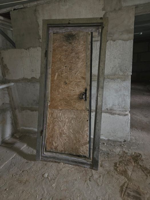 Железный дверь с замком