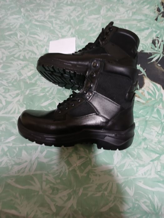 Чисто нови черни боти