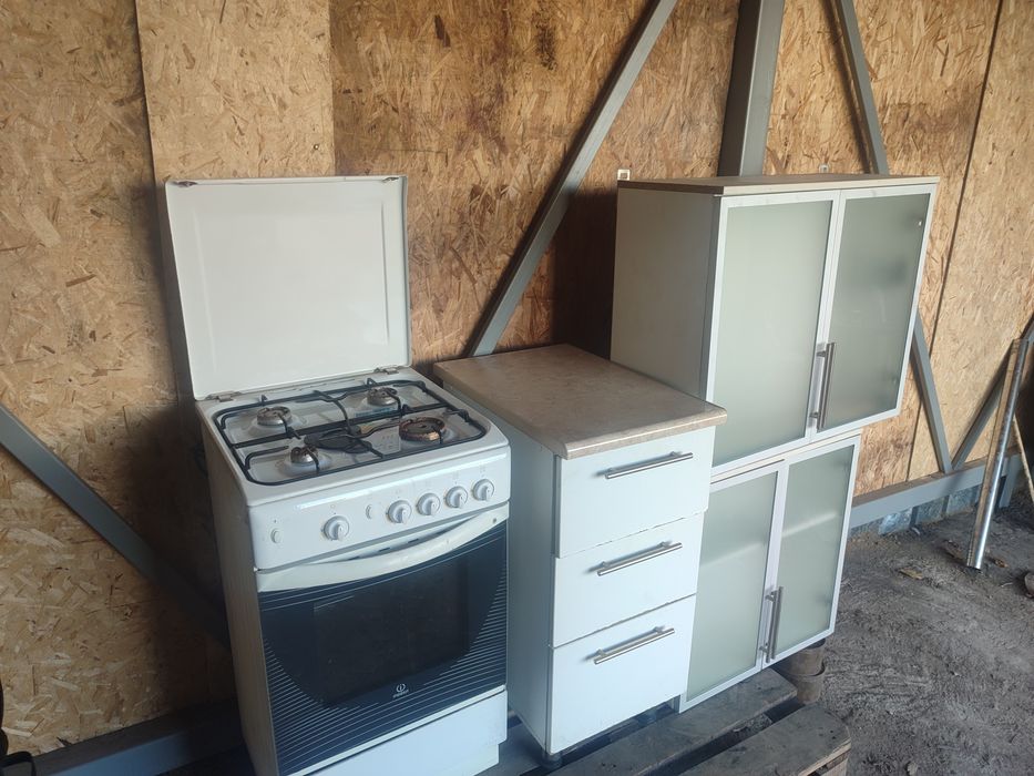 Продам газовую плиту и 3 тумбочки