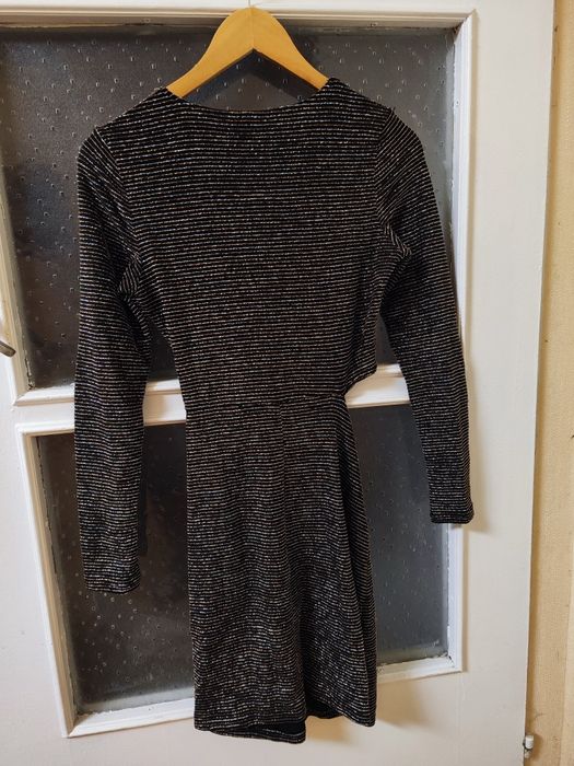 Блестяща рокля с гол акцент на ханша