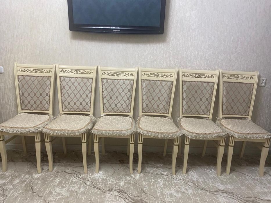 Стулья золотистого цвета в отличном состоянии