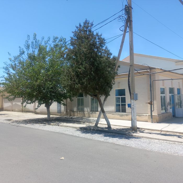 Eski shaxar Karmana  markazidan  bino sotiladi xoxlagan biznes joy