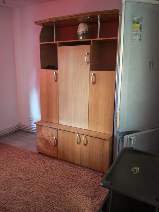 închiriez garsoniera
