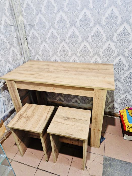 Продам кухонный мебель 1стол 2 стулья