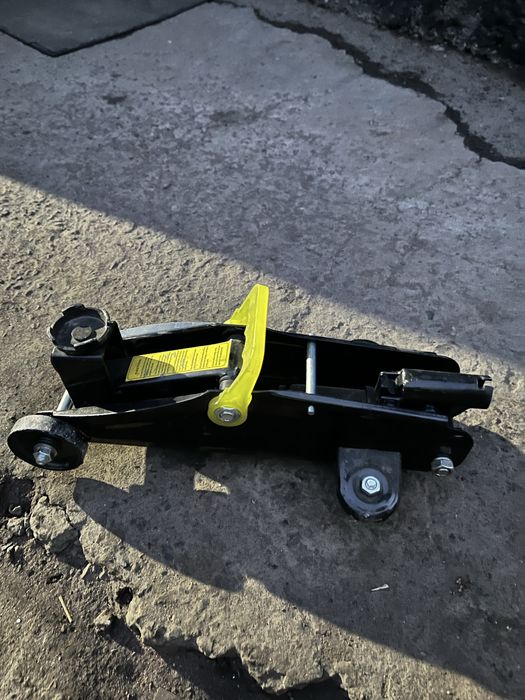 Продам Домкрат 2-3т