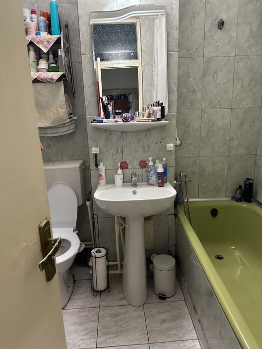 Persoana fizica VAND un apartament de 2 camere in Zona Mazepa 1, Bloc Alun, etaj 2, Galati. Exclus agentiile. Tel 0745343535