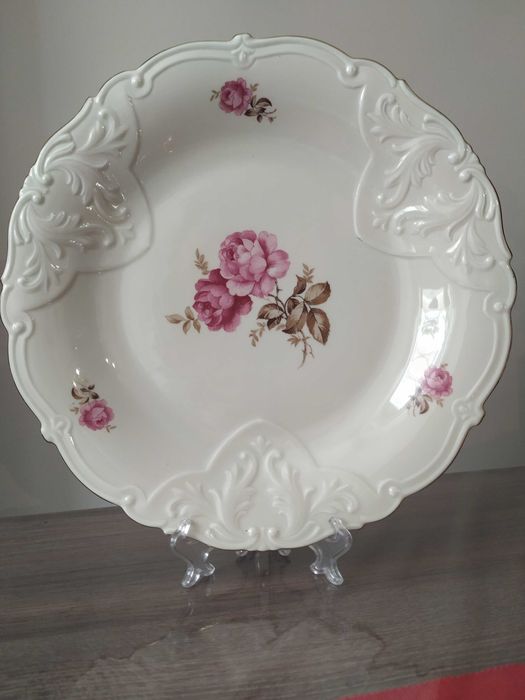 Красиво старо баварско плато , флорални мотиви