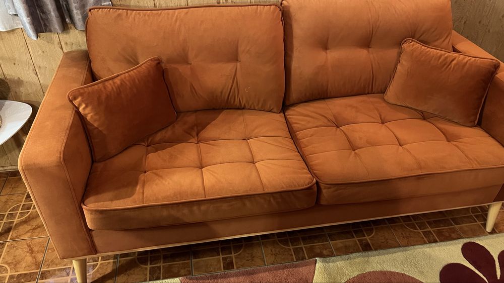 Диван-оранжев,уютен и комфортен