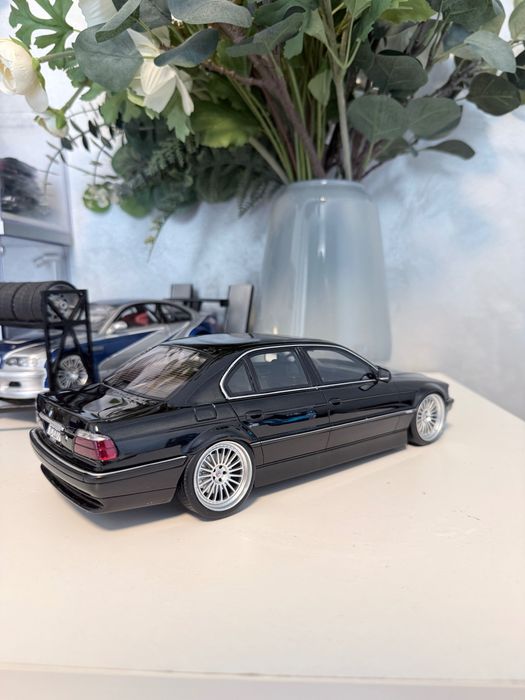 Колекционерски модел BMW E38 740i low stance 1:18 Ottomobile