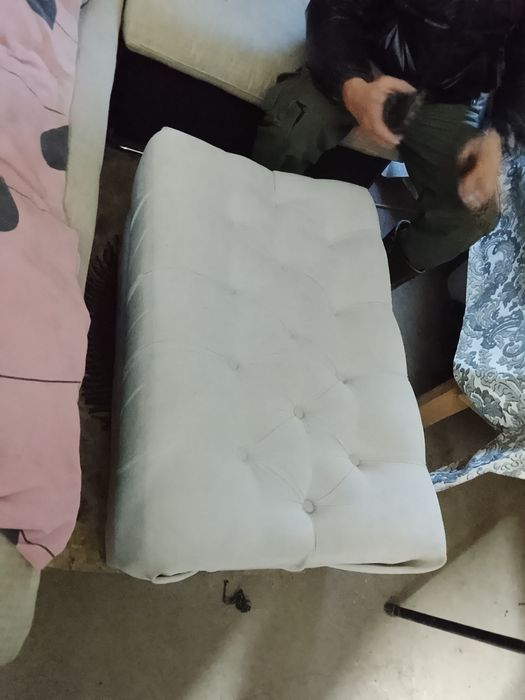 Зеркало и маленки диван