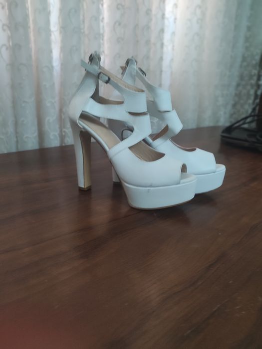 Женская обувь белого цвета