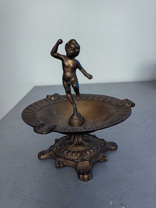 Масивен античен бронзов пепелник