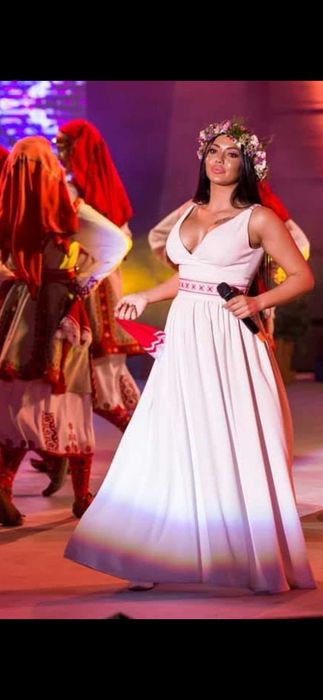 Бяла- дълга рокля.