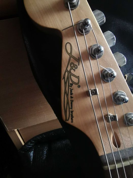 Китара с калъф и кубе