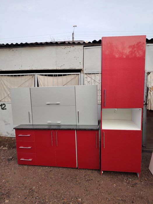 Kuxniya sotiladi srochne