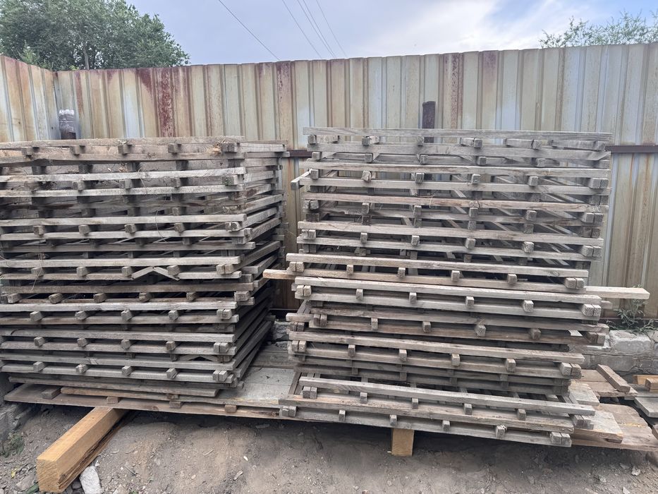 Поддоны под изоляторы